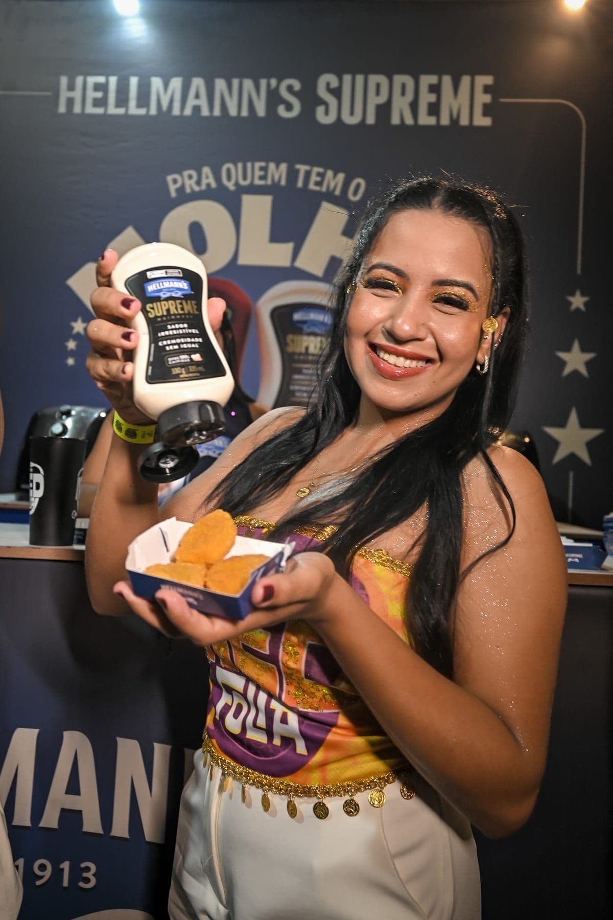 Convidada com porção e maionese Hellmann's Supreme na ativação