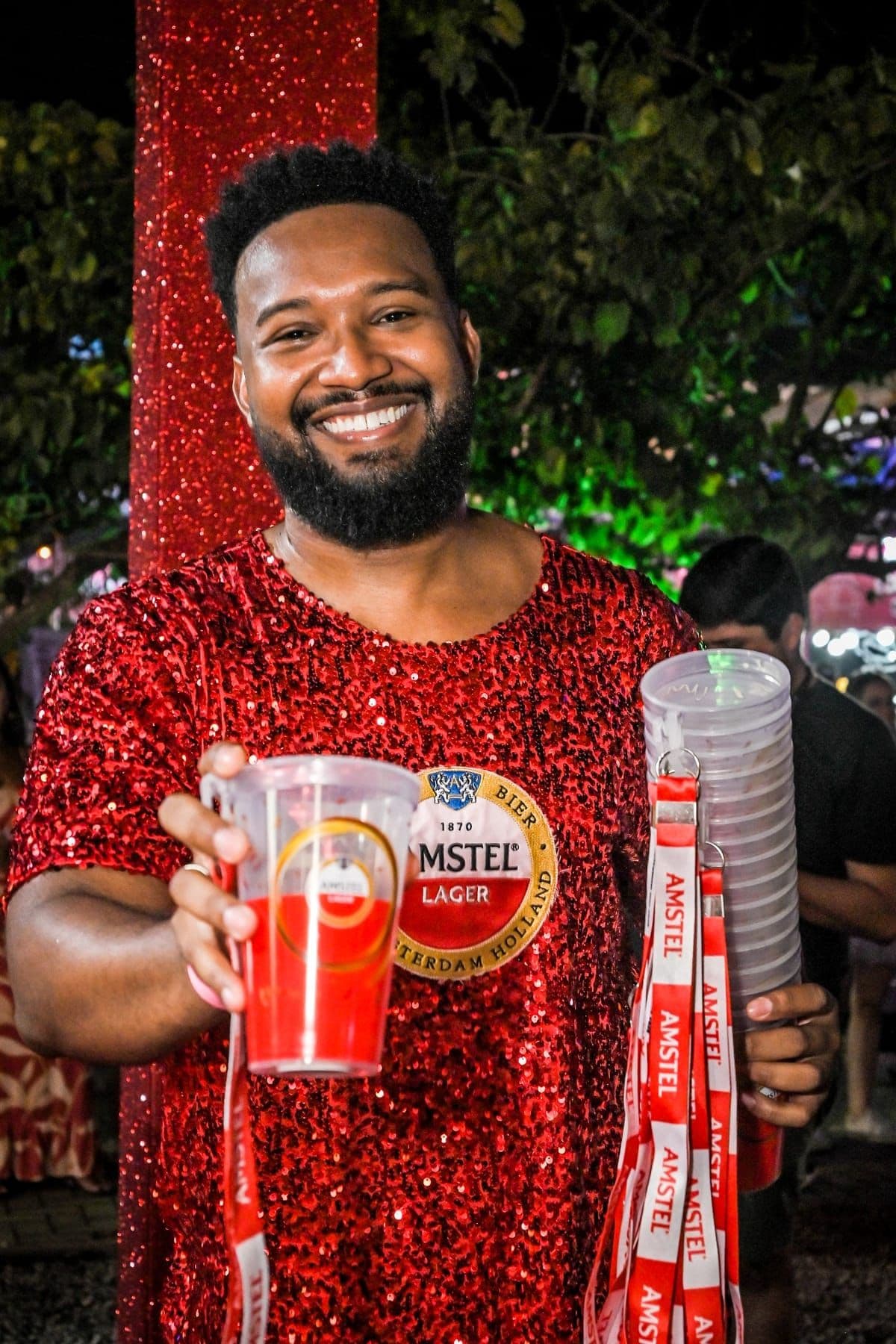 Anfitrião sorrindo durante o serviço de bar no evento