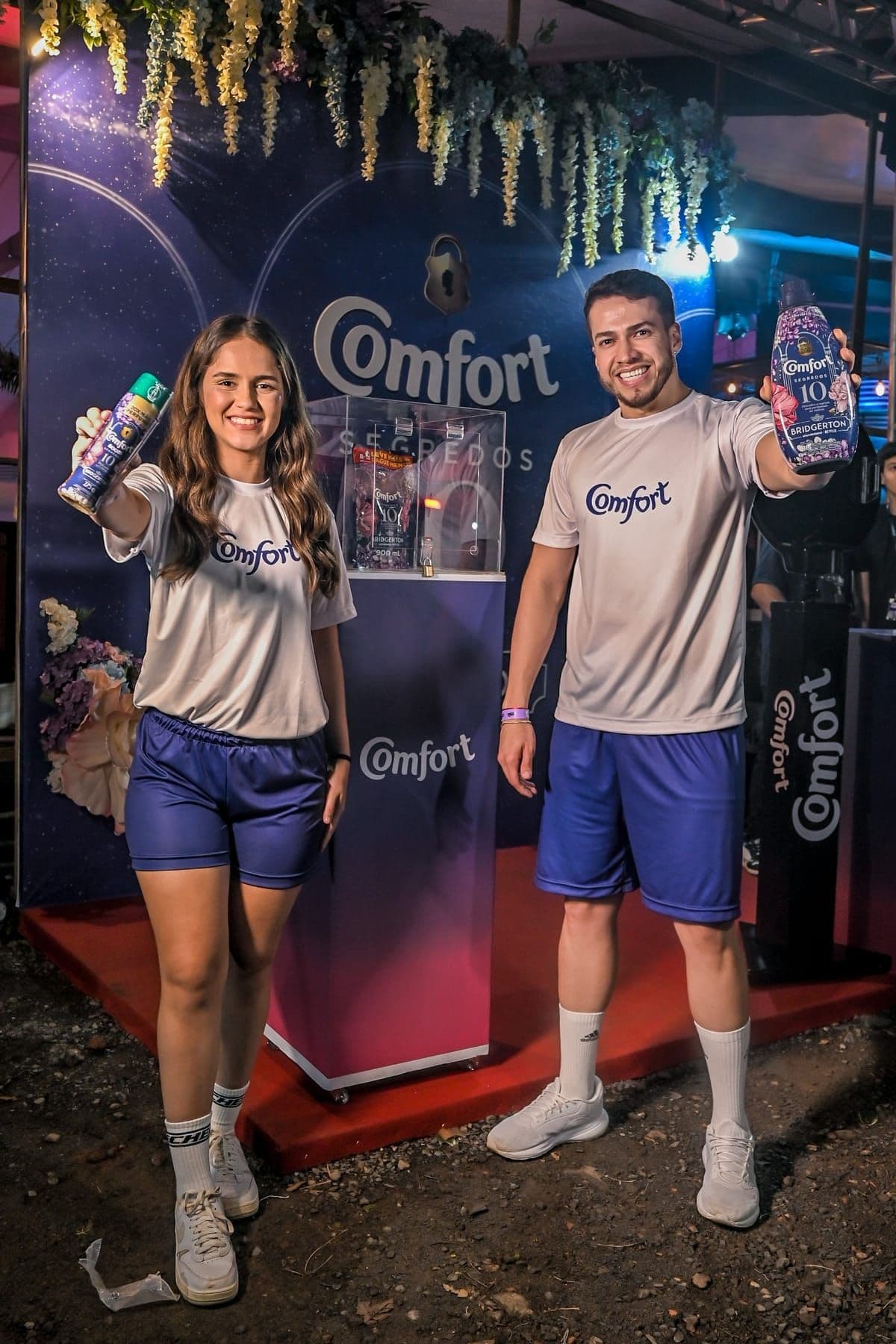 Dupla de promotores uniformizados da Comfort