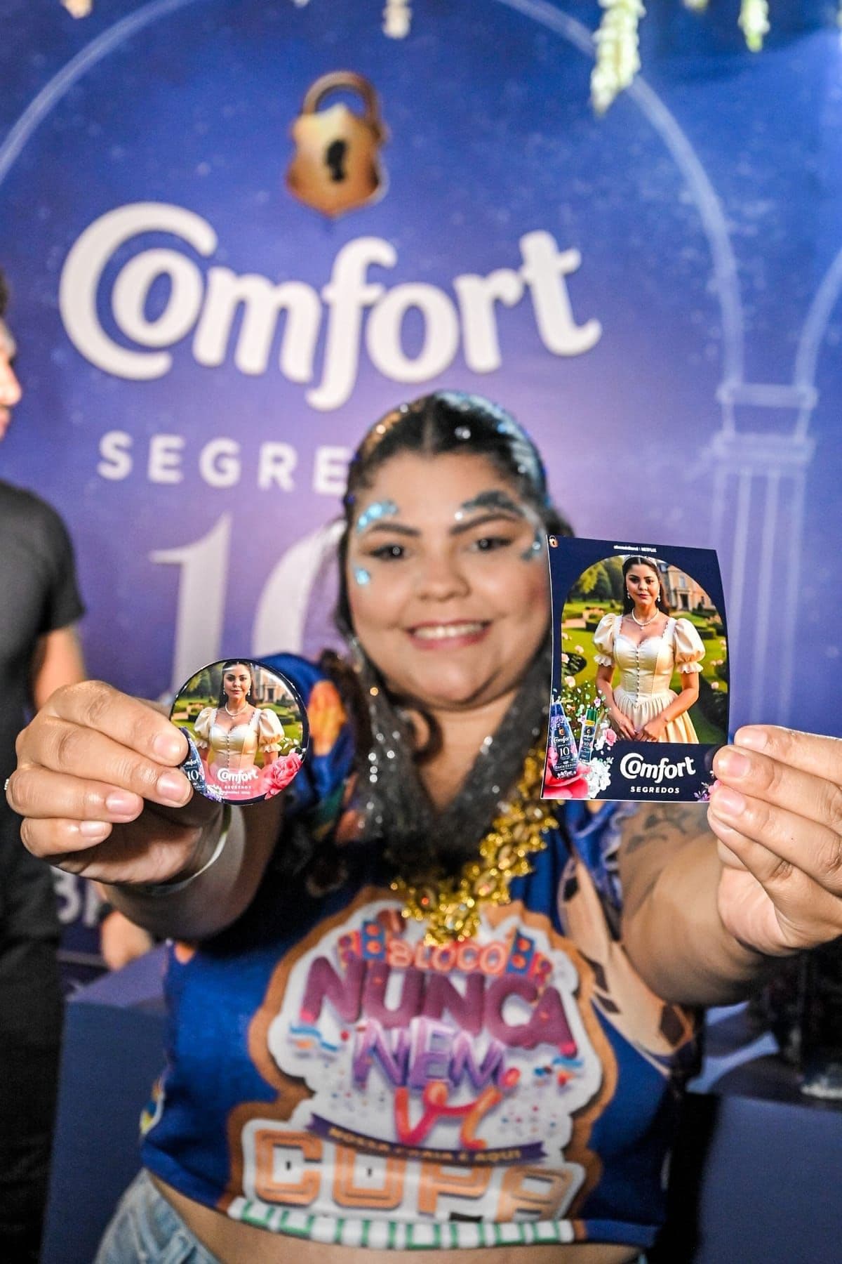 Convidada com material de marca registrando o evento