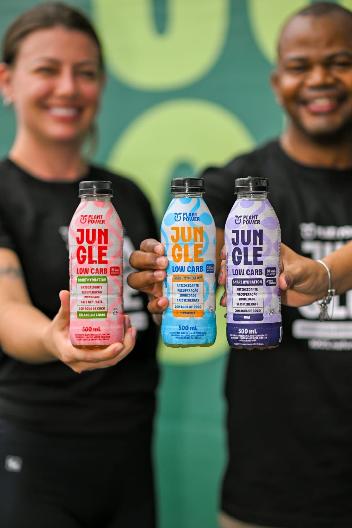 Equipe Jungle apresentando a linha Low Carb no stand