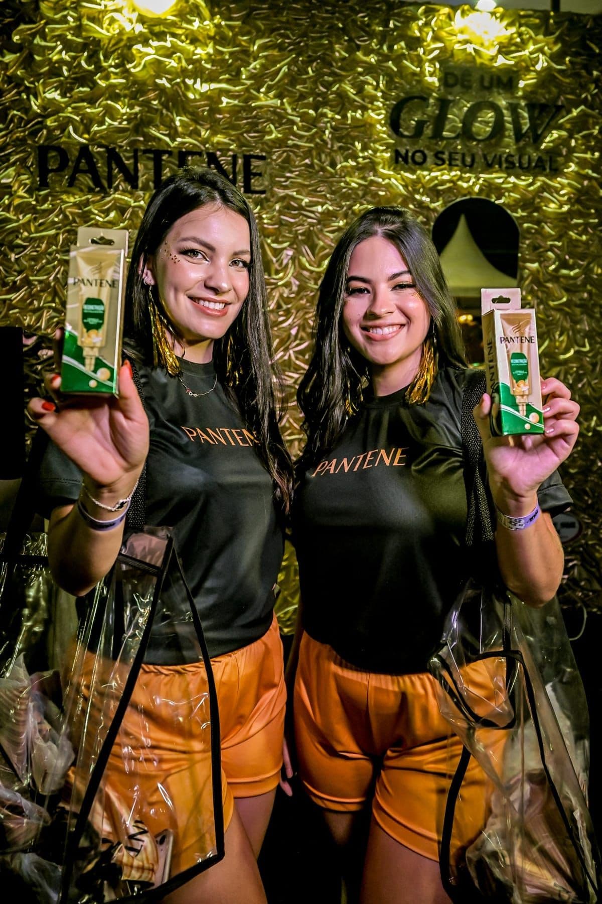 Promotoras entregando amostras de produto ao público
